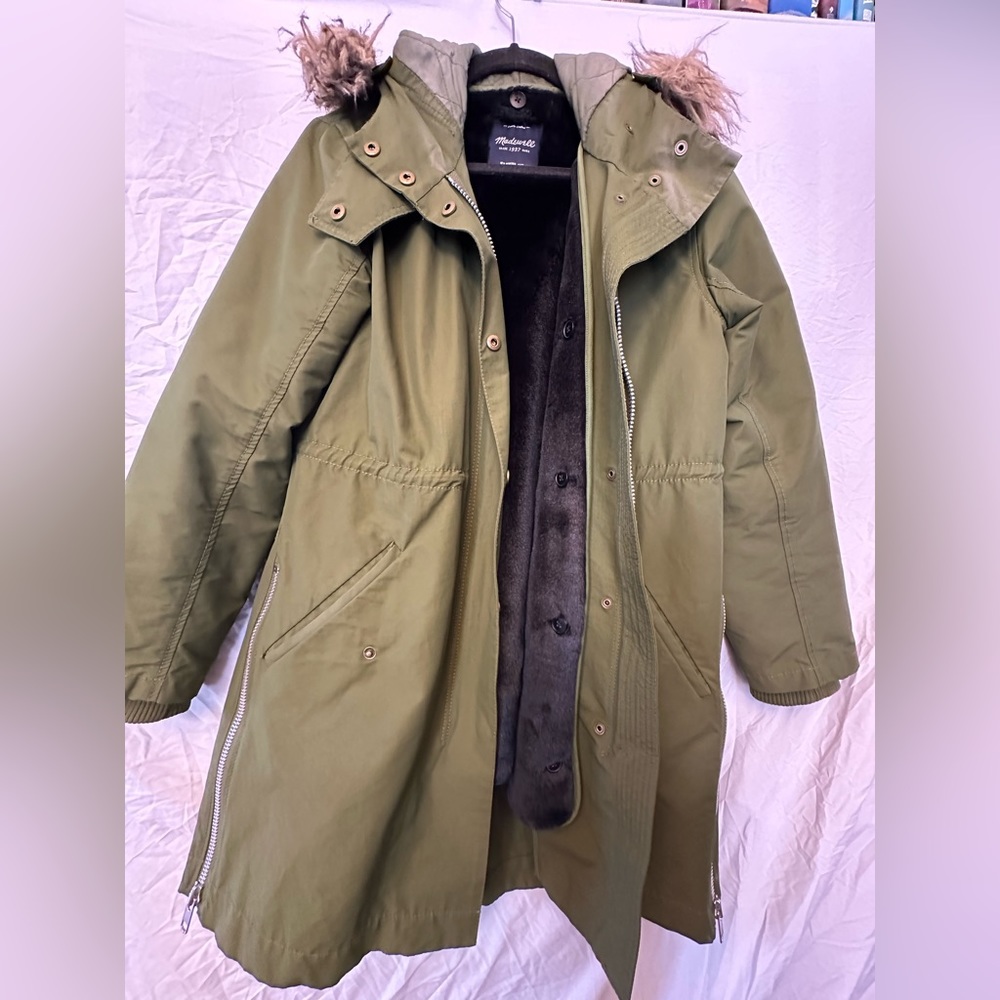 Madewell women’s olive green faux fur trimmed hood parka, size S